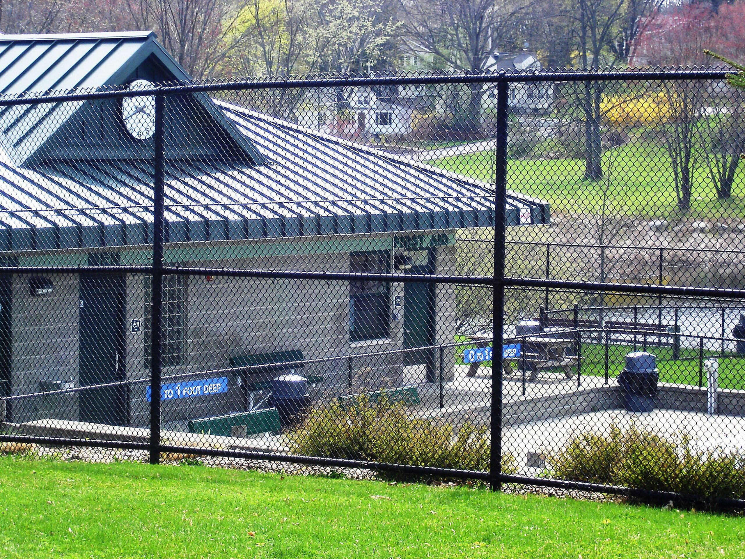 COMMERCIAL CHAIN LINK POOL FENCE
